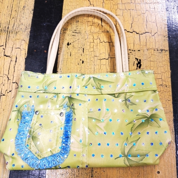 Handbags - 👜 NWOT Small zip-up wristlet purse